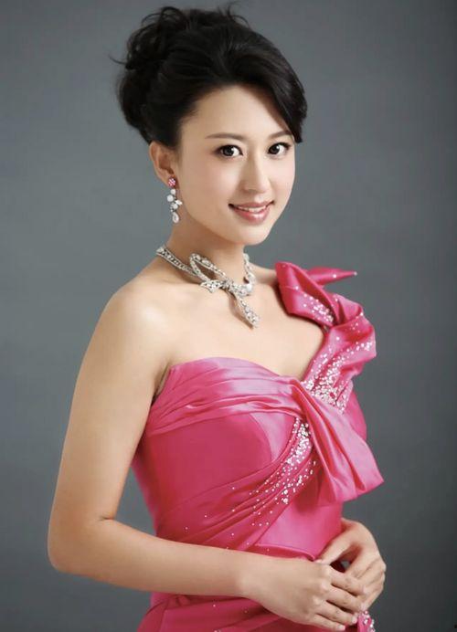 主持人和新娘吃瓜视频,甜蜜互动引网友热议 主持人和新娘吃瓜视频,甜蜜互动引网友热议