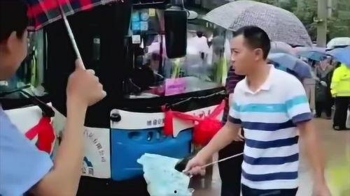 吃瓜有人伸出援助之手视频,吃瓜群众化身守护者 吃瓜有人伸出援助之手视频,吃瓜群众化身守护者